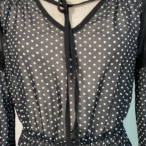 B Darlin Black White Printed V Sheer Neck Smocked Mini Long Sleeve Dress 3/4 - Picture 4 of 11